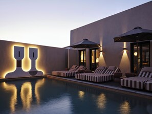 Outdoor pool, open 10 AM to 7 PM, pool loungers - NAUMA PAROS Design Boutique Hotel-Adults Only (Paros)