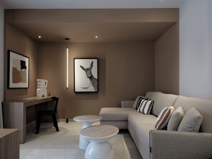 Suite – deluxe | Oppholdsområde | En 50-tommers TV med kabel-kanaler