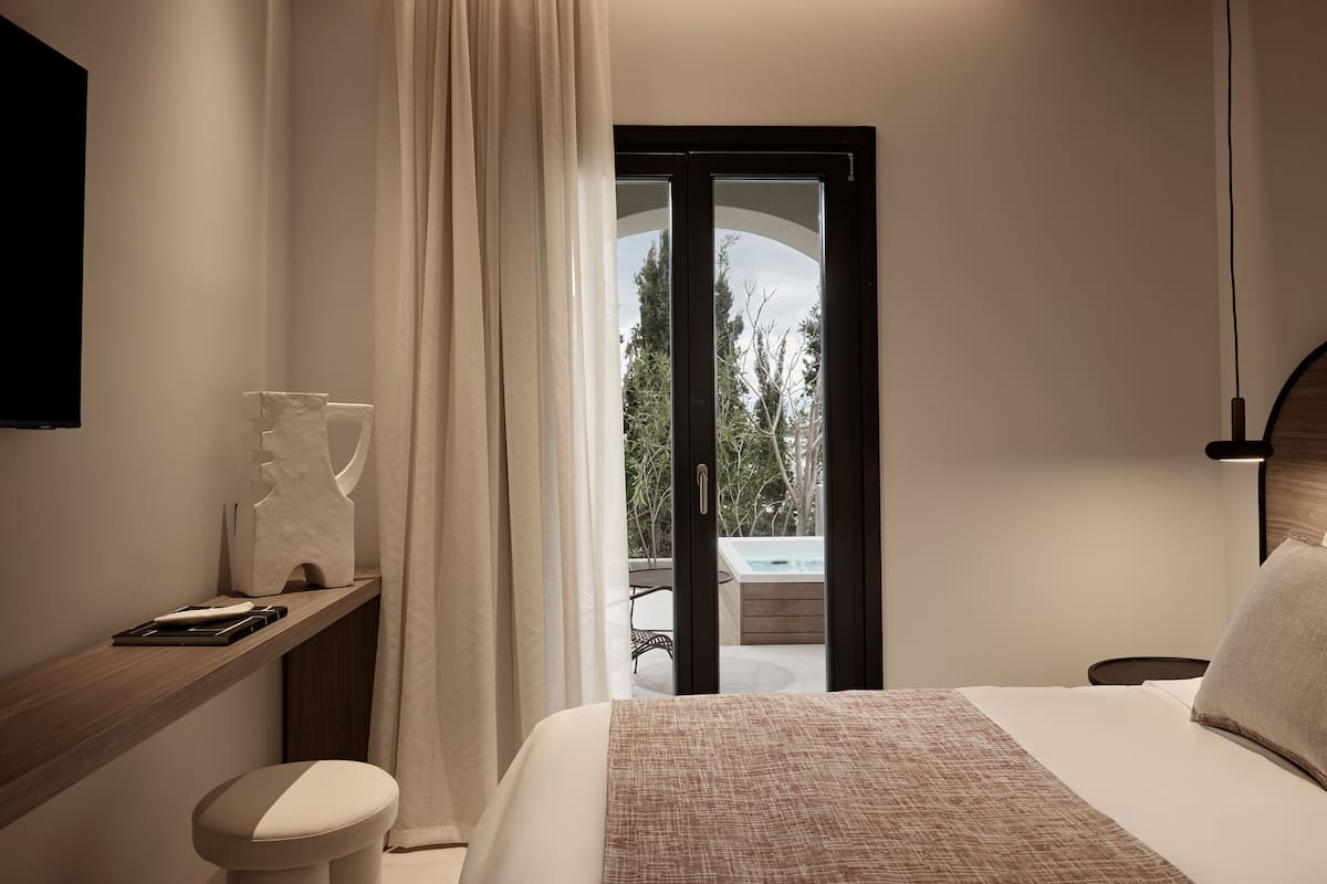 comfort room with jacuzzi | 1 bedroom, minibar, in-room safe, individually decorated