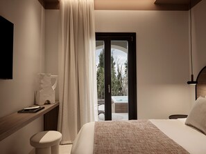 Comfort Room with Jacuzzi | Minibar, in-room safe, individually decorated, soundproofing - NAUMA PAROS Design Boutique Hotel-Adults Only (Paros)