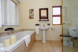 Deluxe Room ((5)) | Bathroom | Deep soaking tub, free toiletries, hair dryer - Carter's Lodge (Umhlanga)