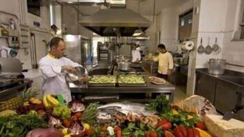 Se sirven almuerzos y cenas, cocina italiana