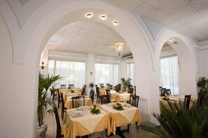 Lunch and dinner served - Hotel Elite (Cattolica)