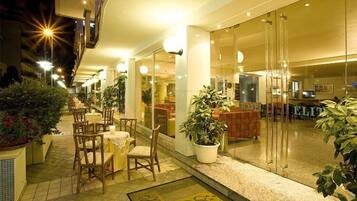 Se sirven almuerzos y cenas, cocina italiana