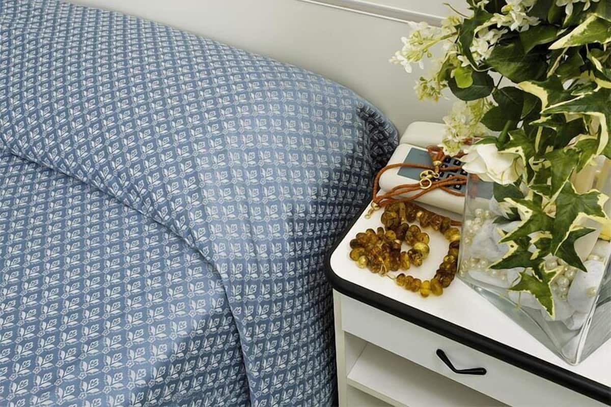 Habitación estándar con 1 cama matrimonial o 2 individuales | Área de sala de estar | Televisión de pantalla plana