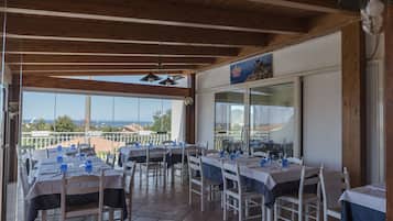 Se sirven desayunos, comidas, cenas y cocina local con vista al mar