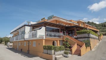 Vista frontal de la propiedad