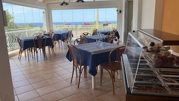 Petit déjeuner, déjeuner et dßner servis sur place, vue sur la mer