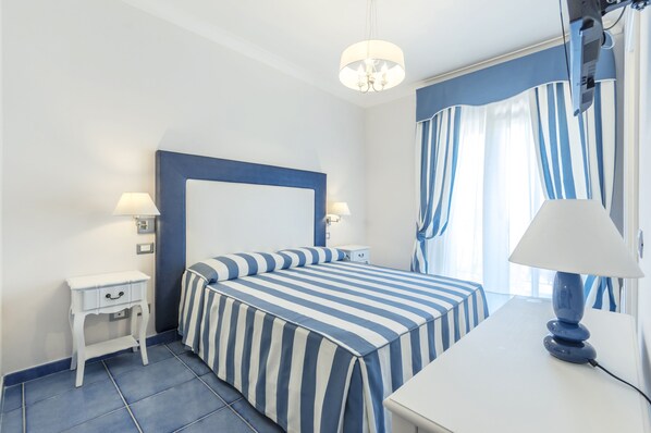 ملاءات إيطالية من طراز فريتي وأغطية فراش متميزة وألحفة محشوة بالريش