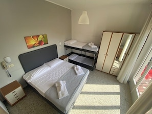 Kamar Quadruple Comfort | Brankas, meja kerja, dan tempat tidur bayi (biaya tambahan)