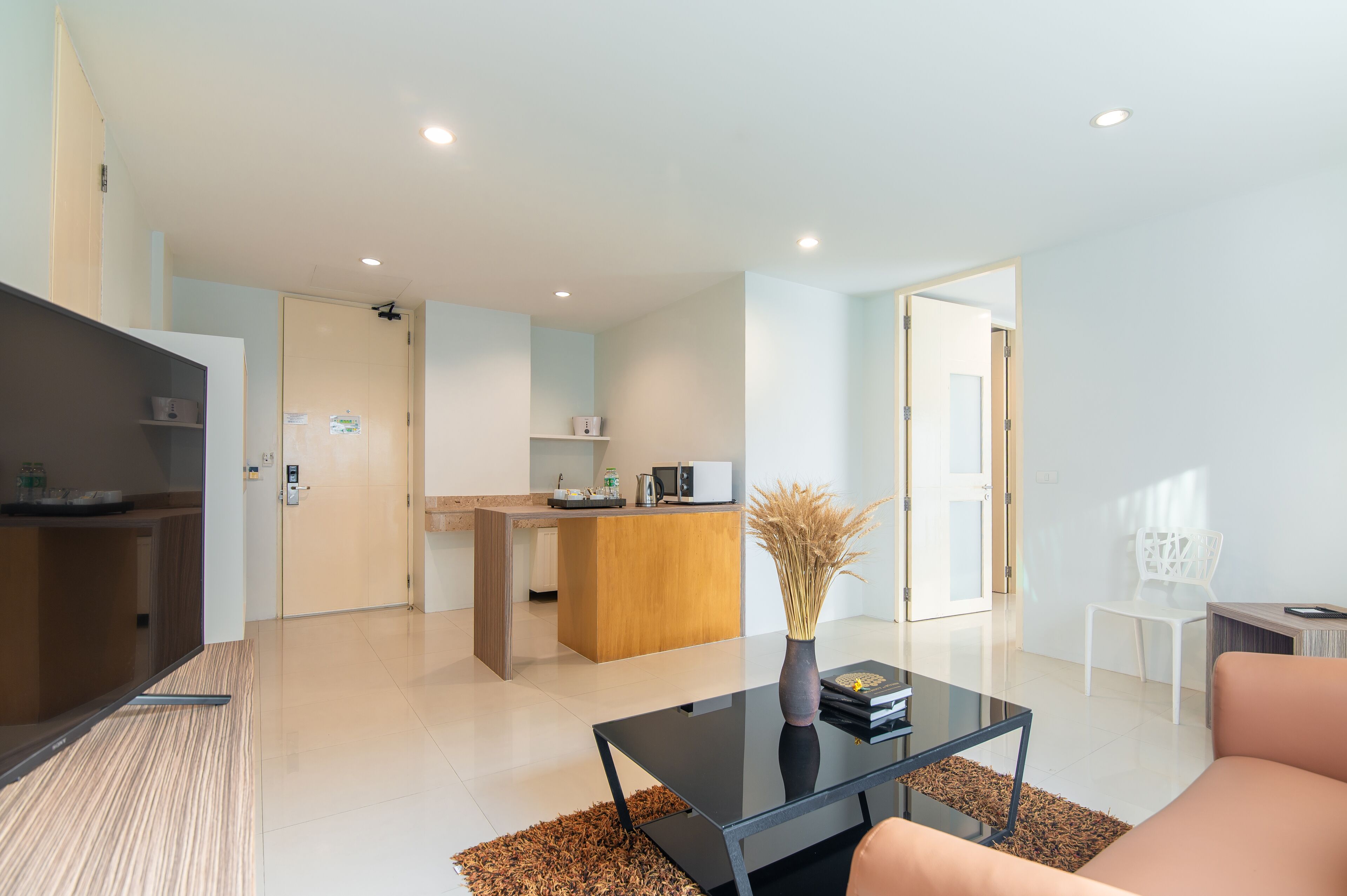 43-tums platt-tv med kabelkanaler