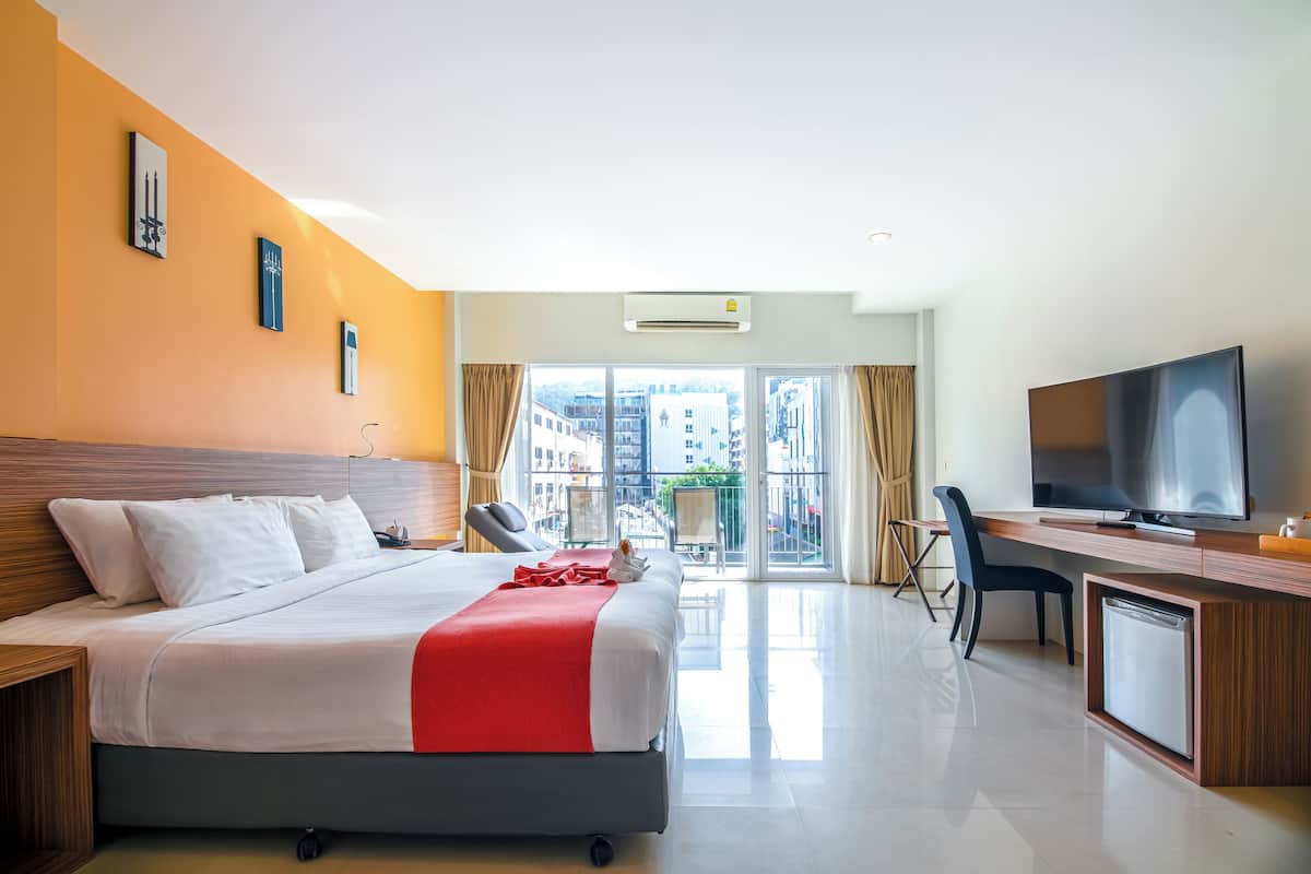 Premium bedding, in-room safe, individually decorated