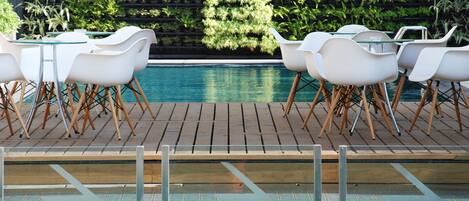 3 buitenzwembaden en ligstoelen