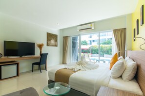 Double or Twin Room with Swimming Pool Access | Sängtillbehör av högsta kvalitet och minibar