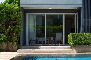 Double or Twin Room with Swimming Pool Access | Sengetøy av topp kvalitet, minibar og safe på rommet