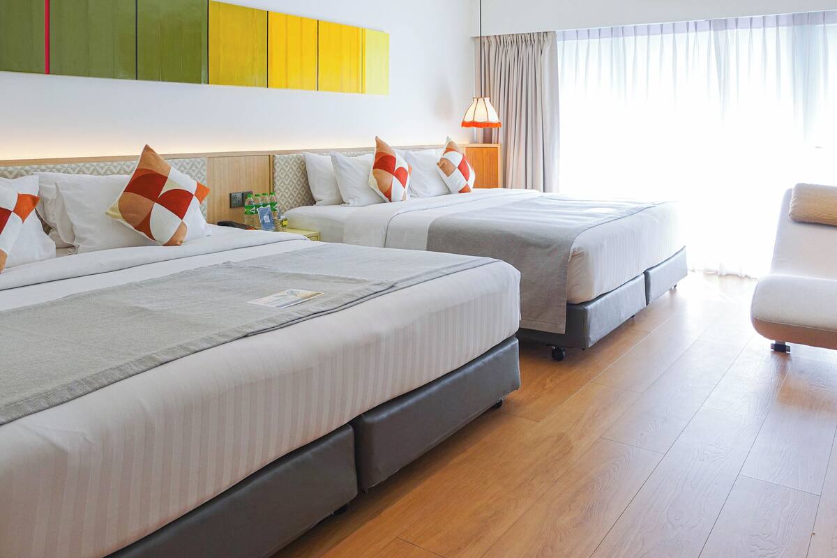 Glow Quadruple Suite with Balcony | 고급 침구, 미니바, 객실 내 금고, 책상