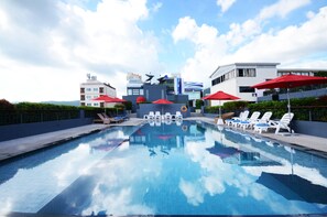 3 outdoor pools, pool loungers