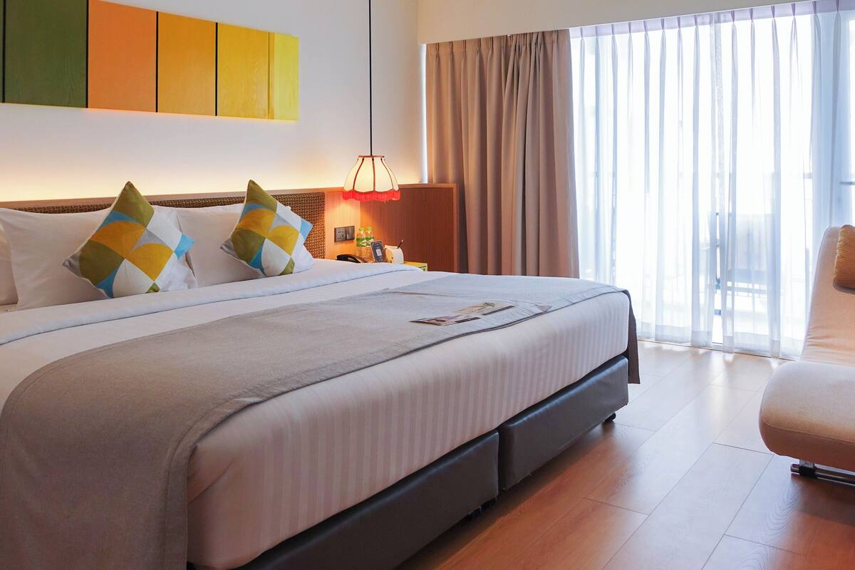 Glow Pent Suite With Balcony | 고급 침구, 미니바, 객실 내 금고, 책상