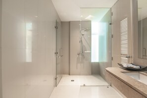 Separat badekar og dusj, regndusjhode og toalettartikler (inkludert)