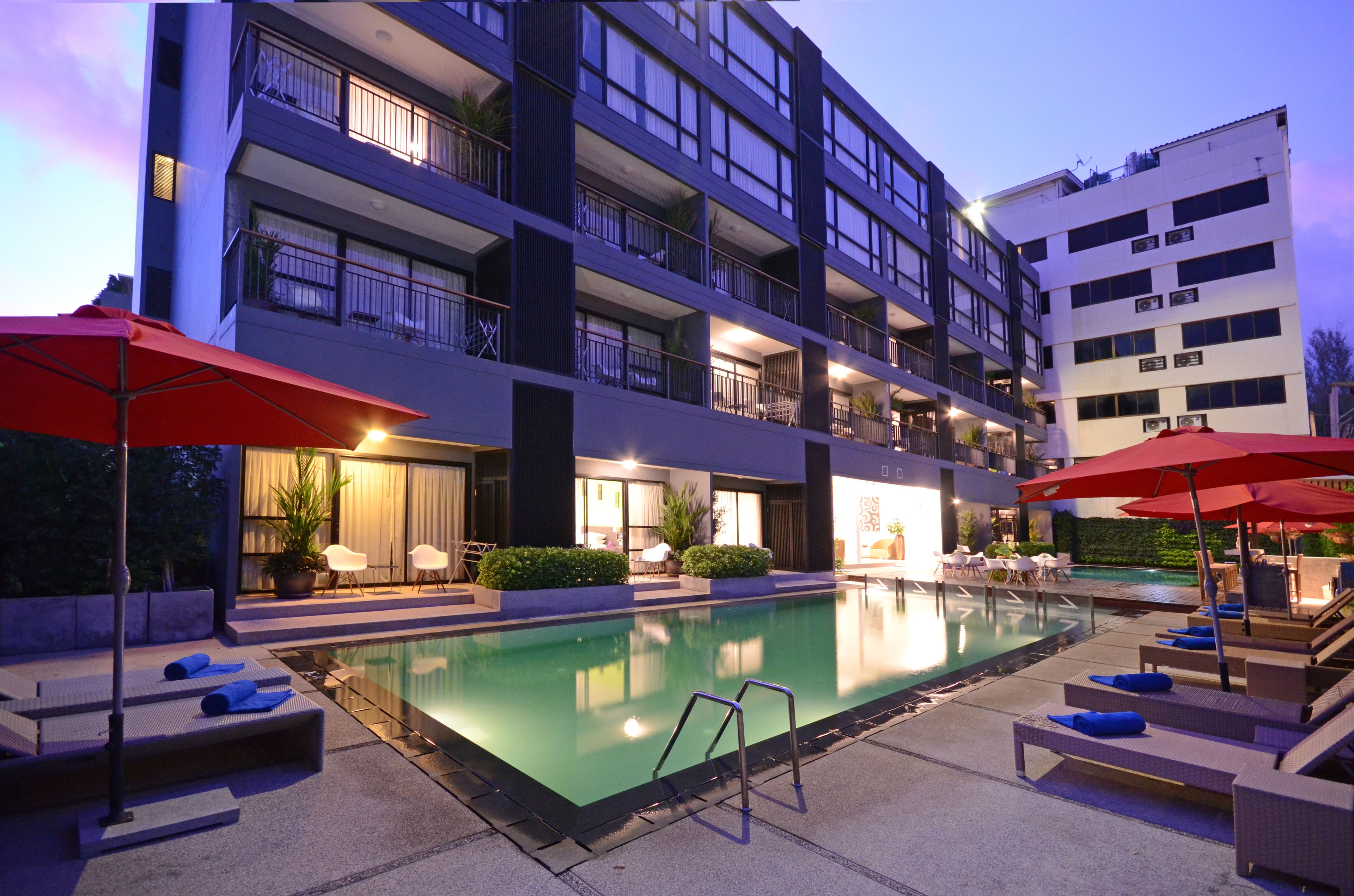 3 outdoor pools, pool loungers