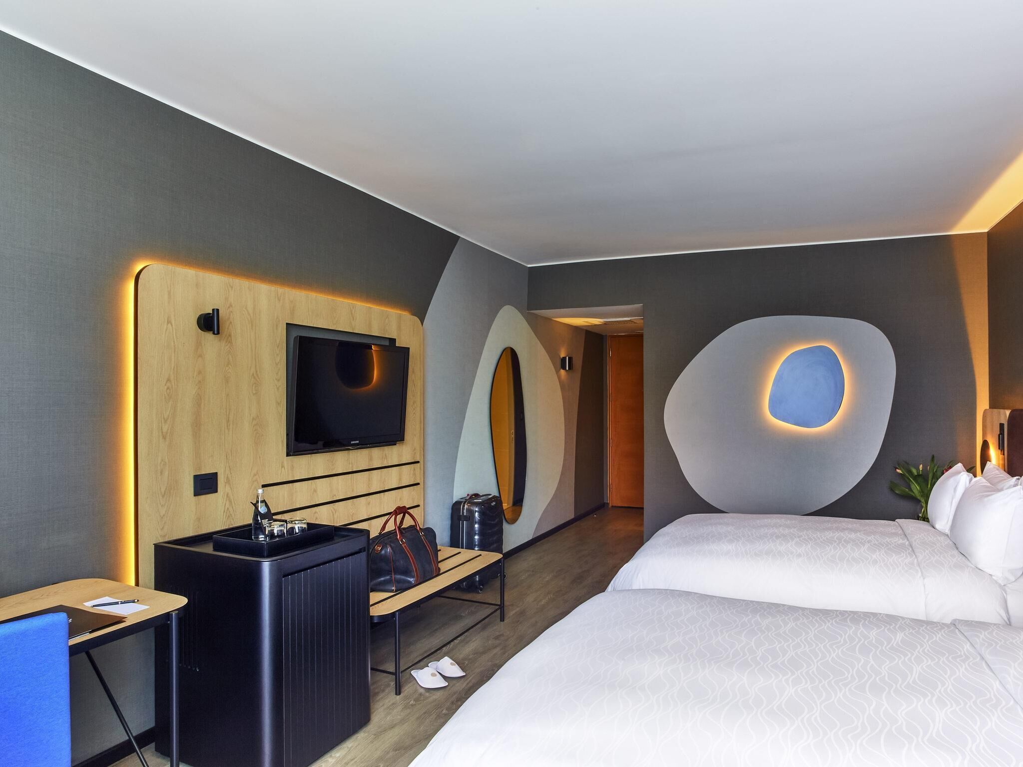 Rom – deluxe, 2 queensize-senger | Minibar, safe på rommet, skrivebord og lydisolert