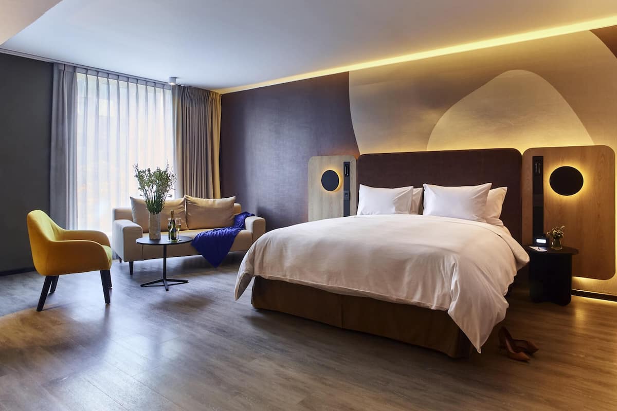Suite Deluxe, 1 cama de matrimonio grande | Minibar, caja fuerte, escritorio y sistema de insonorización
