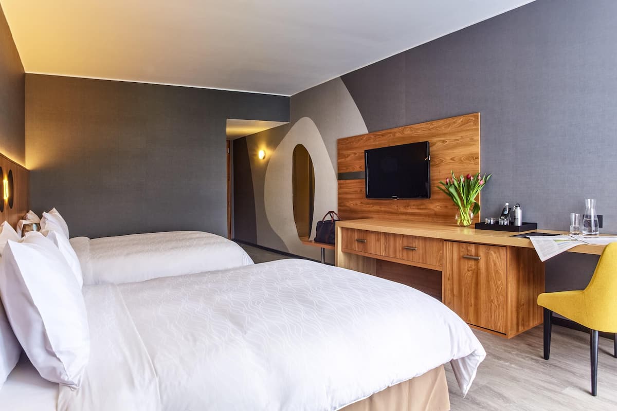 Habitación superior, 2 camas de matrimonio | Minibar, caja fuerte, escritorio y sistema de insonorización