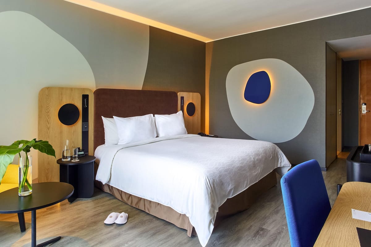 Habitación Deluxe, 1 cama King size | Minibar, caja de seguridad en la habitación y escritorio