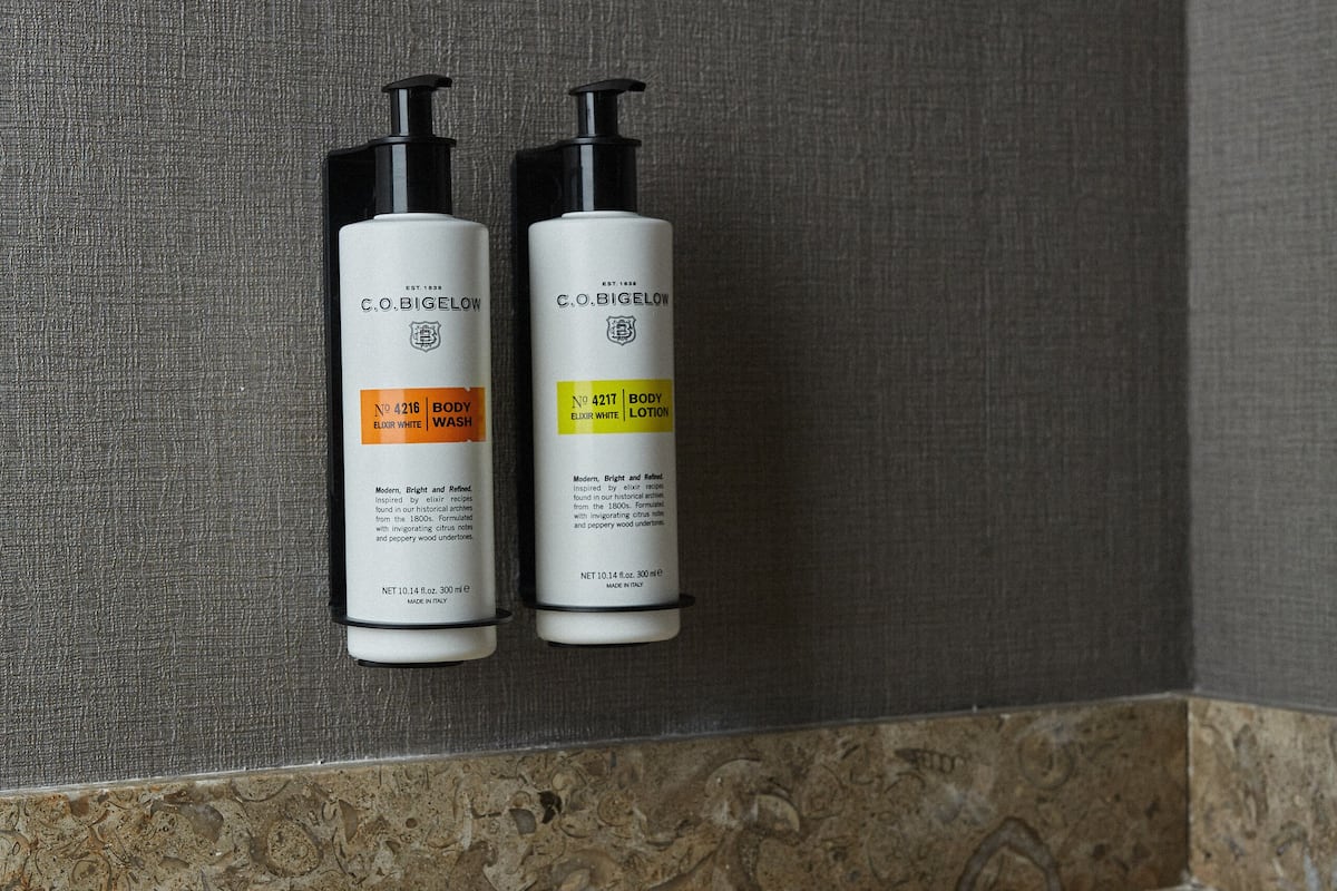 combined shower/bathtub, eco-friendly toiletries, hair dryer, towels