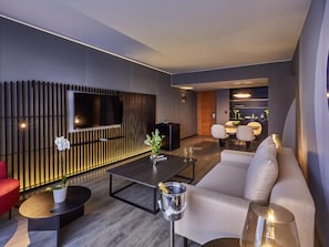 Suite ejecutiva, 1 cama King size | Minibar, caja de seguridad en la habitación y escritorio