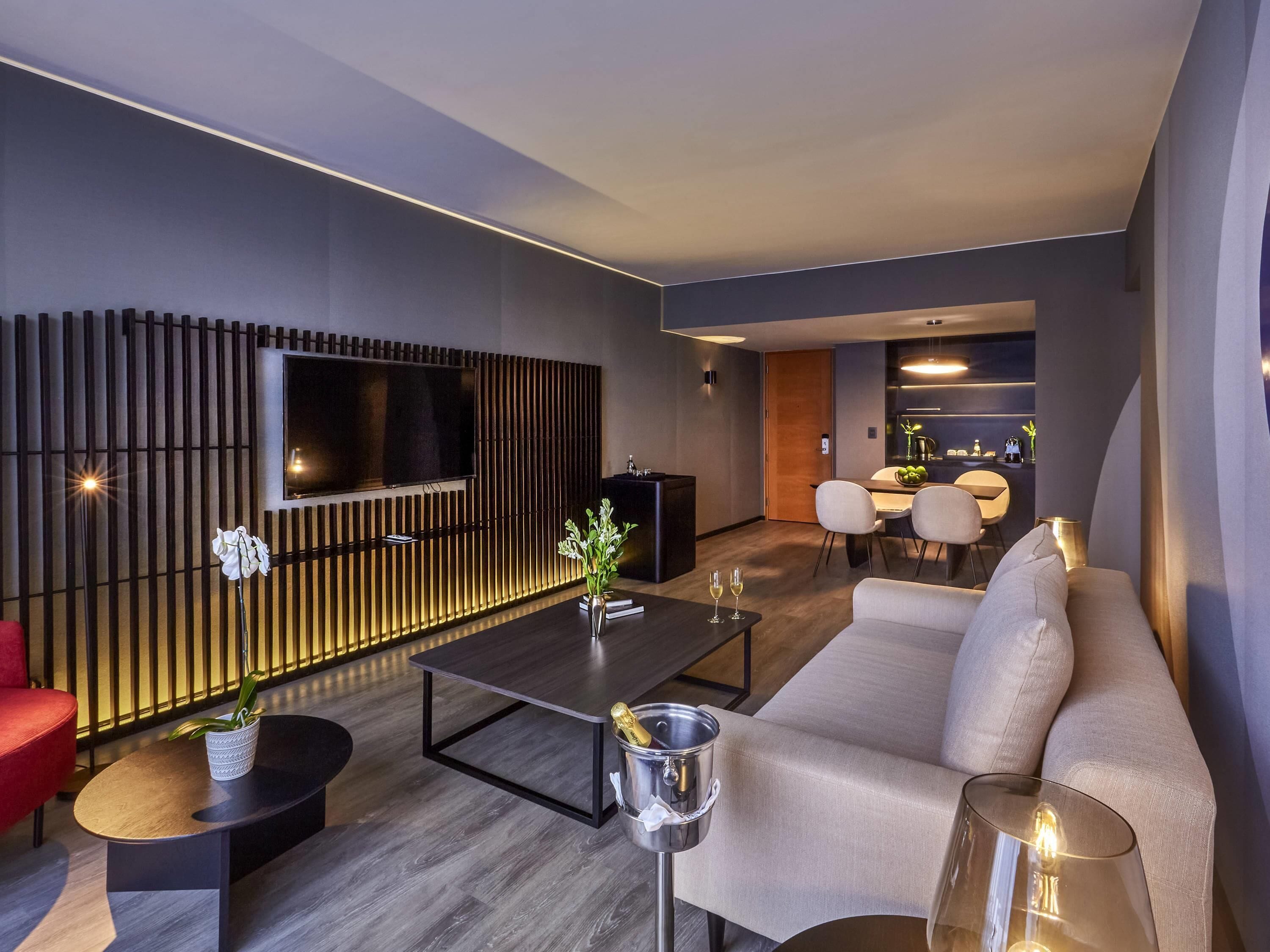 Minibar, caja de seguridad en la habitación y escritorio 