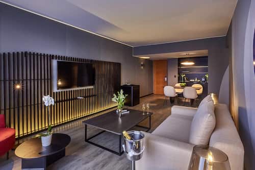 Suíte executiva, 1 cama King | Frigobar, cofres nos quartos, escrivaninha, quartos à prova de som