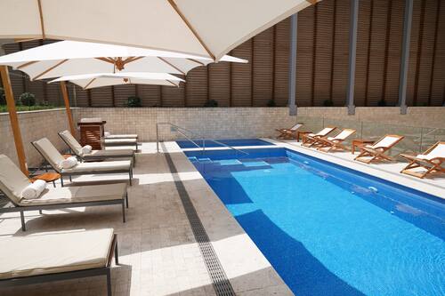 Piscina externa, espreguiçadeiras