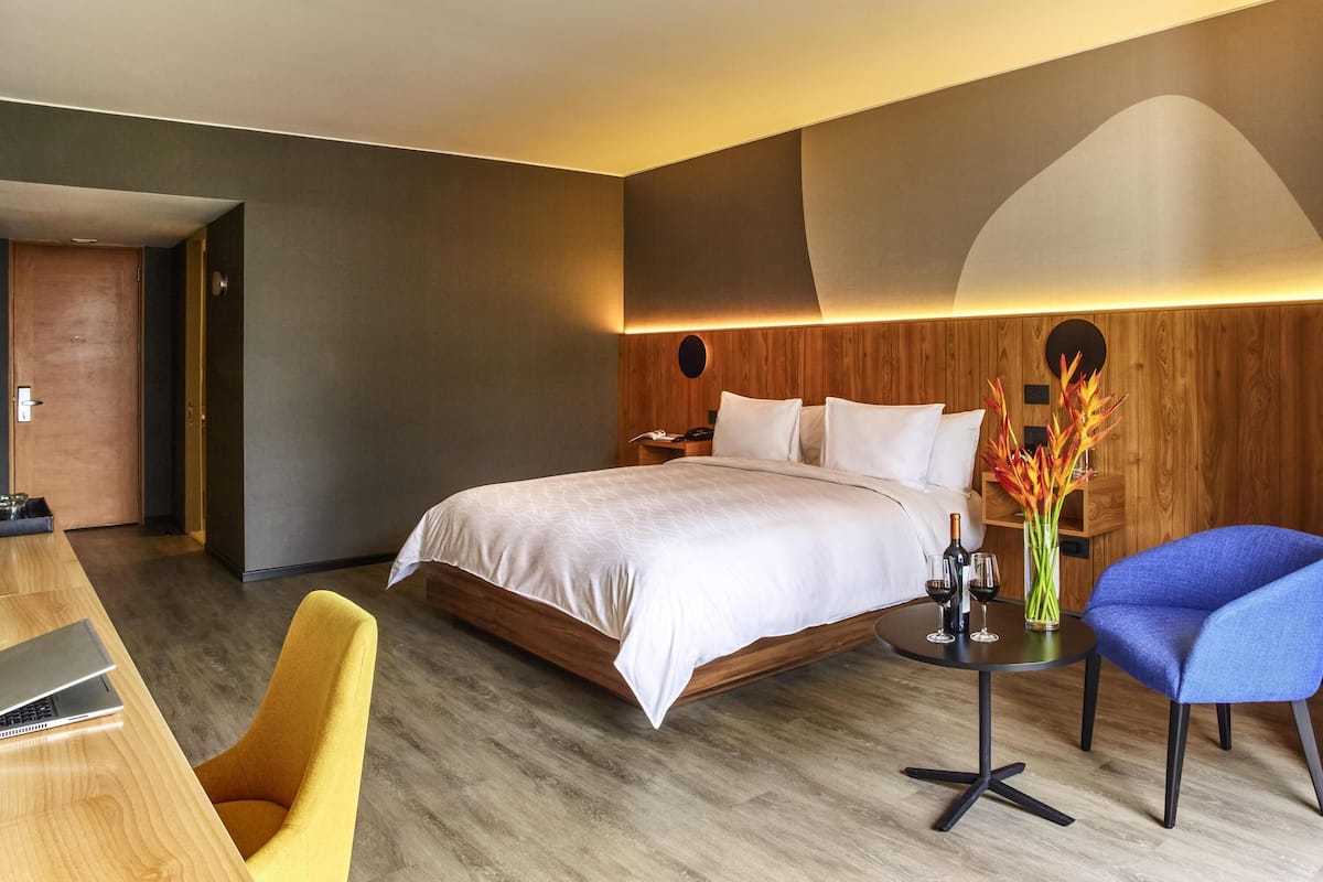 Habitación superior, 1 cama de matrimonio grande | Minibar, caja fuerte, escritorio y sistema de insonorización