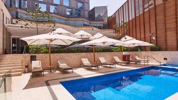 Piscine extérieure, chaises longues