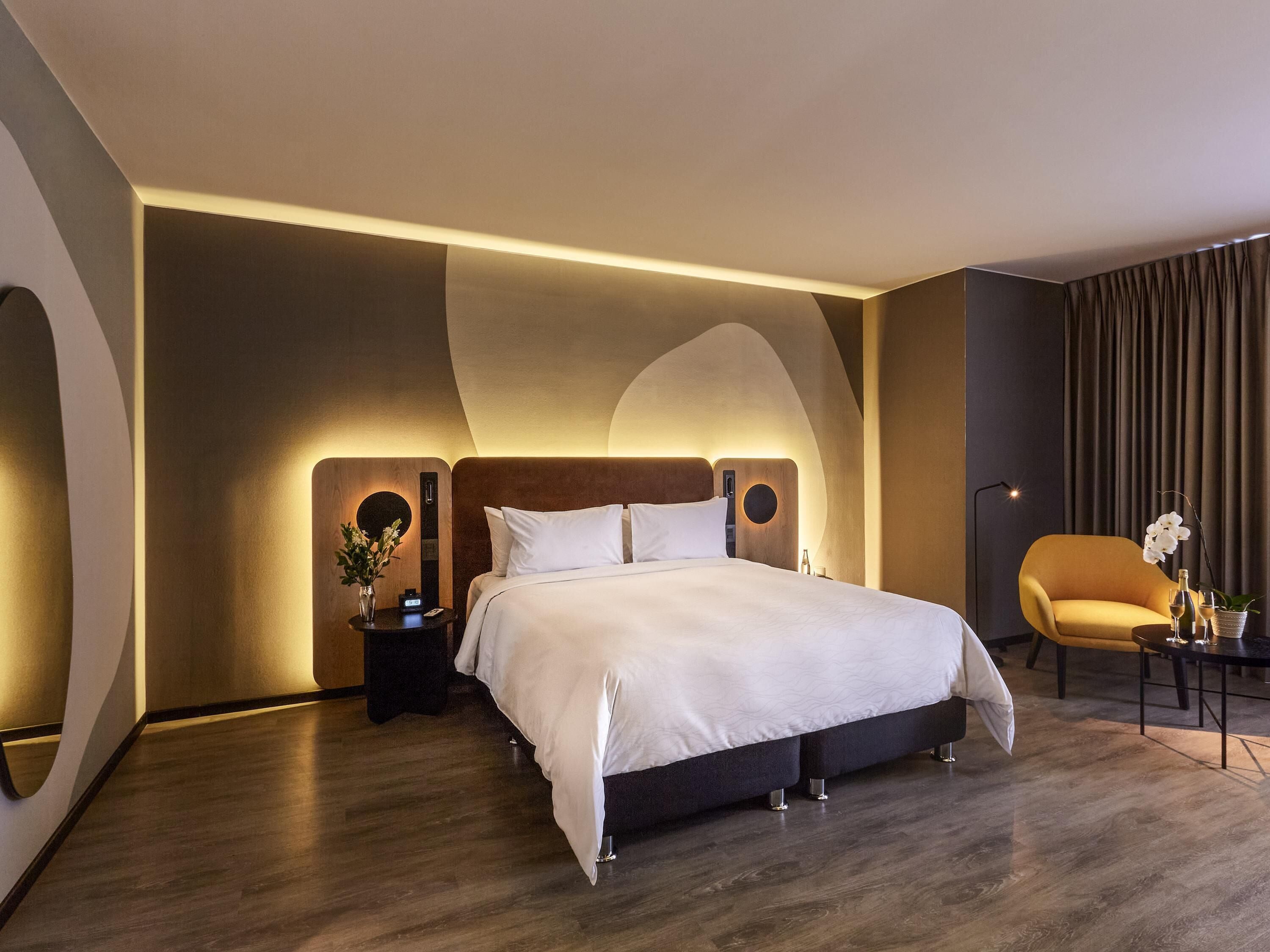 Executive Suite, 1 King Bed | Minibar, in-room safe, desk, soundproofing