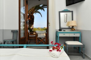 Triple Room | In-room safe, desk, soundproofing, iron/ironing board - Swiss Home (Paros)