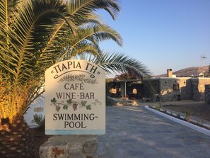 2 restaurants, breakfast, lunch, dinner served; Greek cuisine - Swiss Home (Paros)