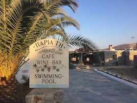 2 restaurantes; se sirven desayunos, almuerzos, cenas y cocina griega