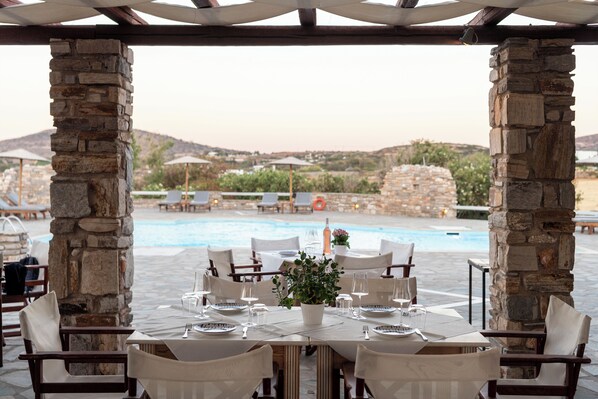 2 restaurants, breakfast, lunch, dinner served; Greek cuisine - Swiss Home (Paros)