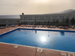 Utomhuspool, öppet 09.00 till 19.00, parasoller och solstolar