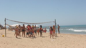 A beach volleyball game with players and spectators. - Costa Makauda Residence (Sciacca)