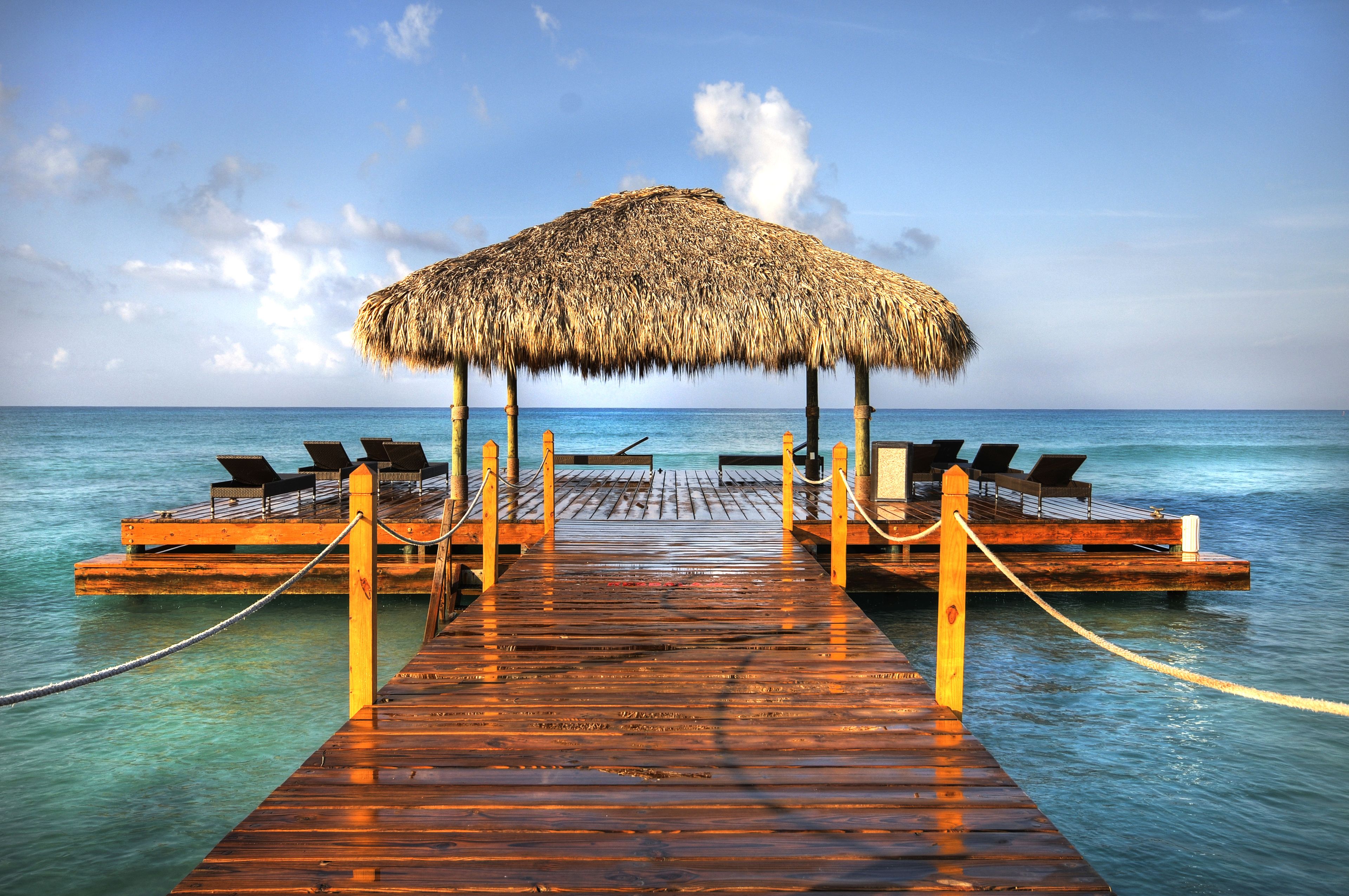 Aan een privéstrand, wit zand, ligstoelen, parasols