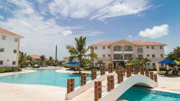 2 piscinas al aire libre, sombrillas