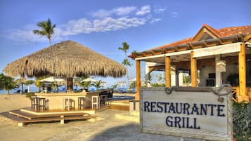 2 restaurantes; se sirven desayunos, almuerzos y cocina internacional