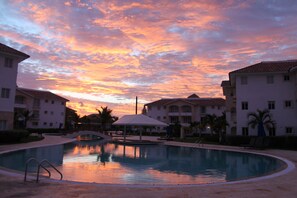 2 outdoor pools, pool umbrellas