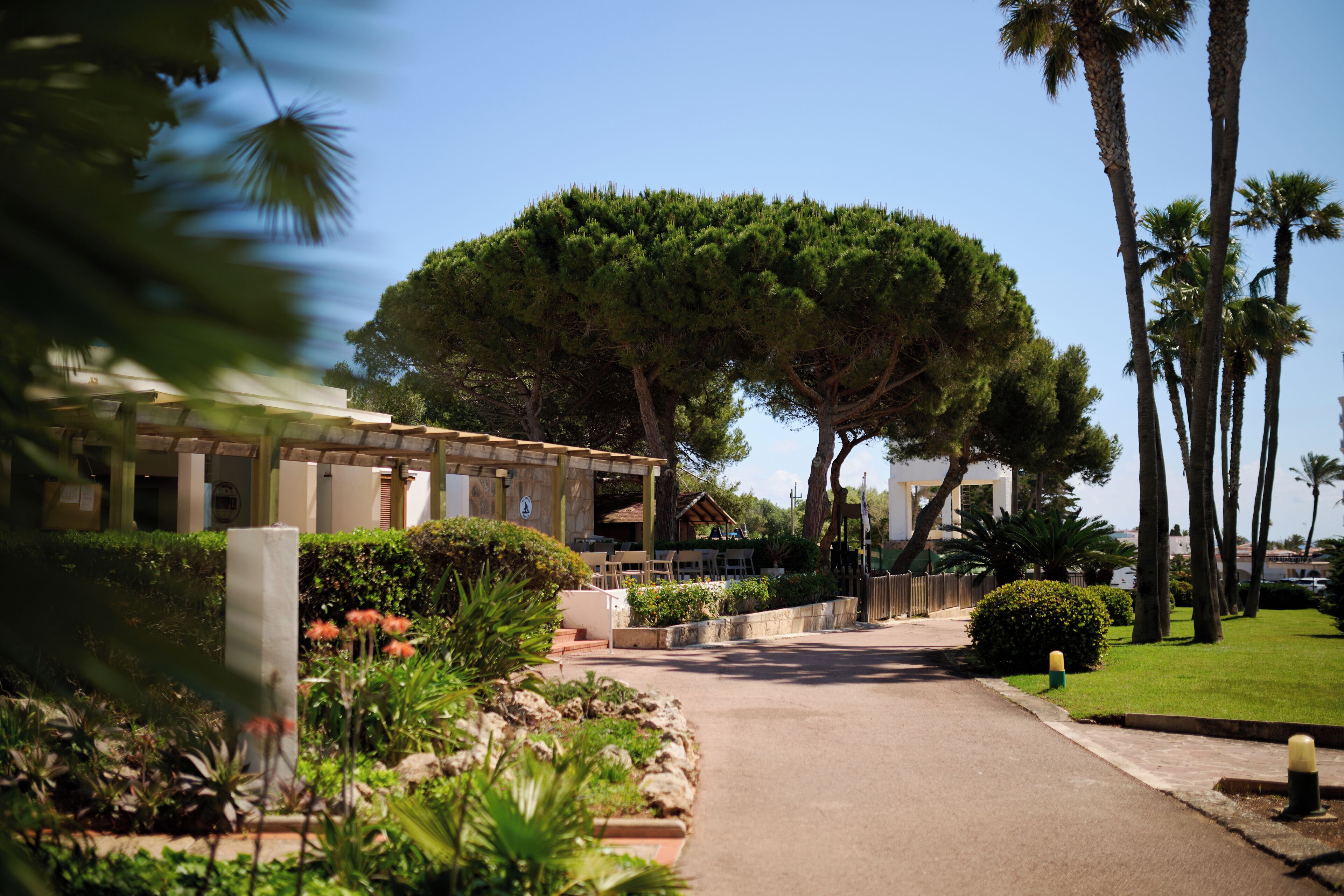 3 bars/lounges, lobby lounge, sports bar