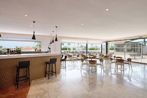3 bars/lounges, lobby lounge, sports bar