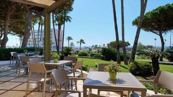 3 bars/lounges, lobby lounge, sports bar