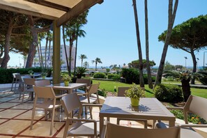 3 bars/lounges, lobby lounge, sports bar